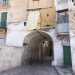 ... separato da una casa palazziata dal vicino Arco Alto, caratterizzato da un semplice voltone a botte...